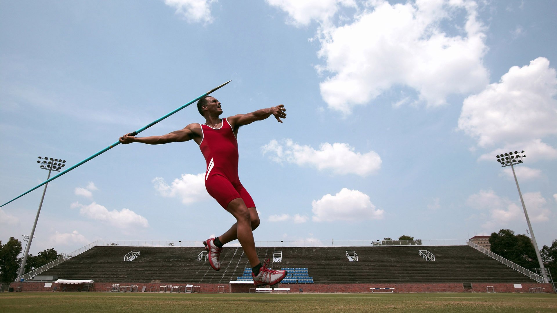 短跑新星闪耀全国田径锦标赛,破纪录表现引爆赛场